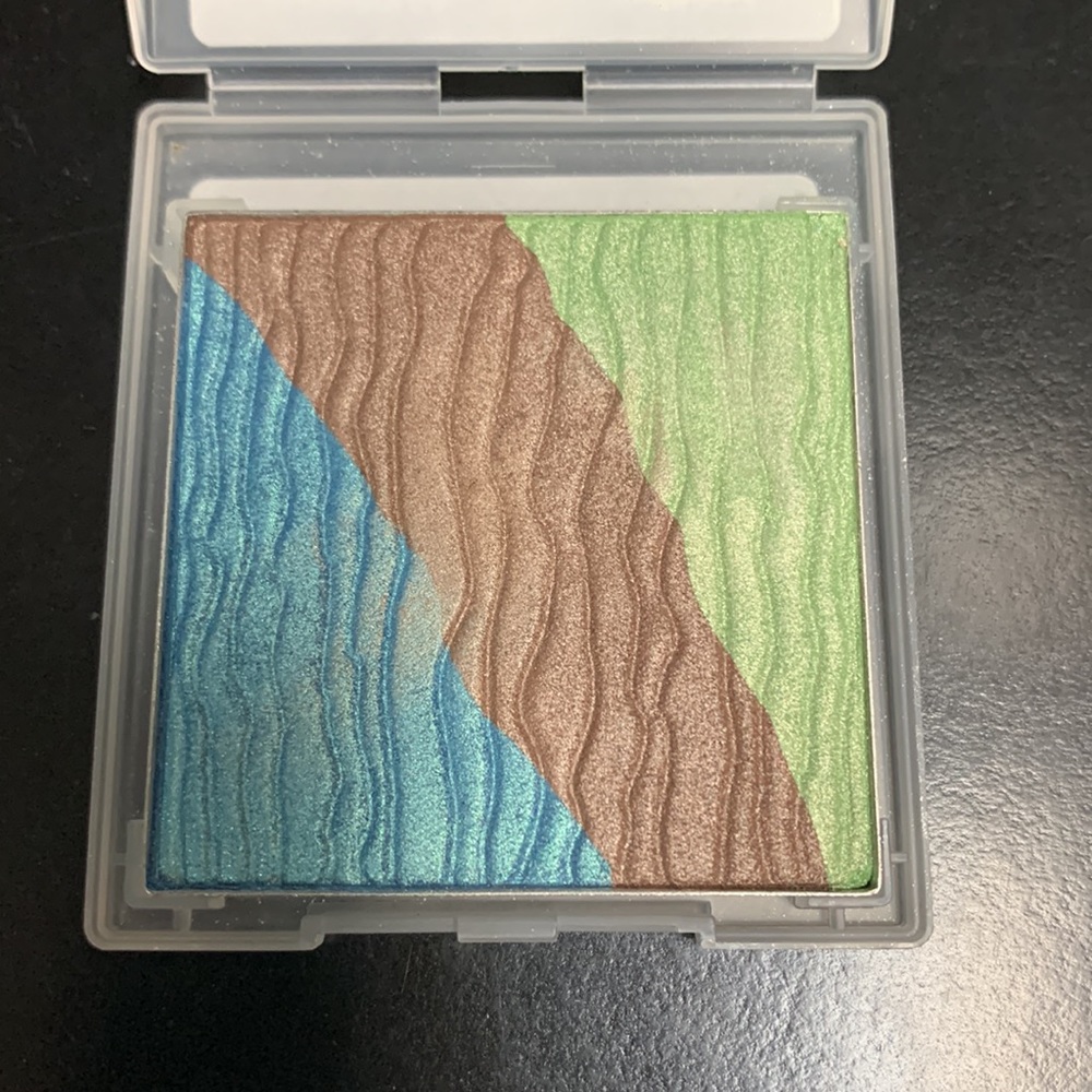 EyeShadow - Picture 3 of 3